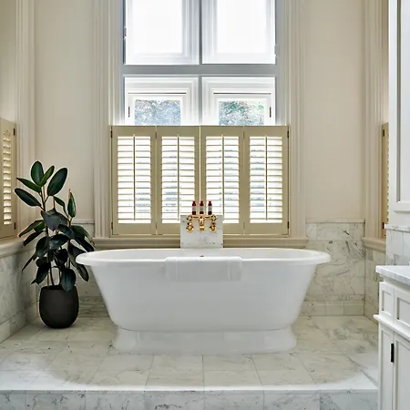 Hotel Kimpton - Fitzroy London By Ihg Exterior foto Bathroom shutters
